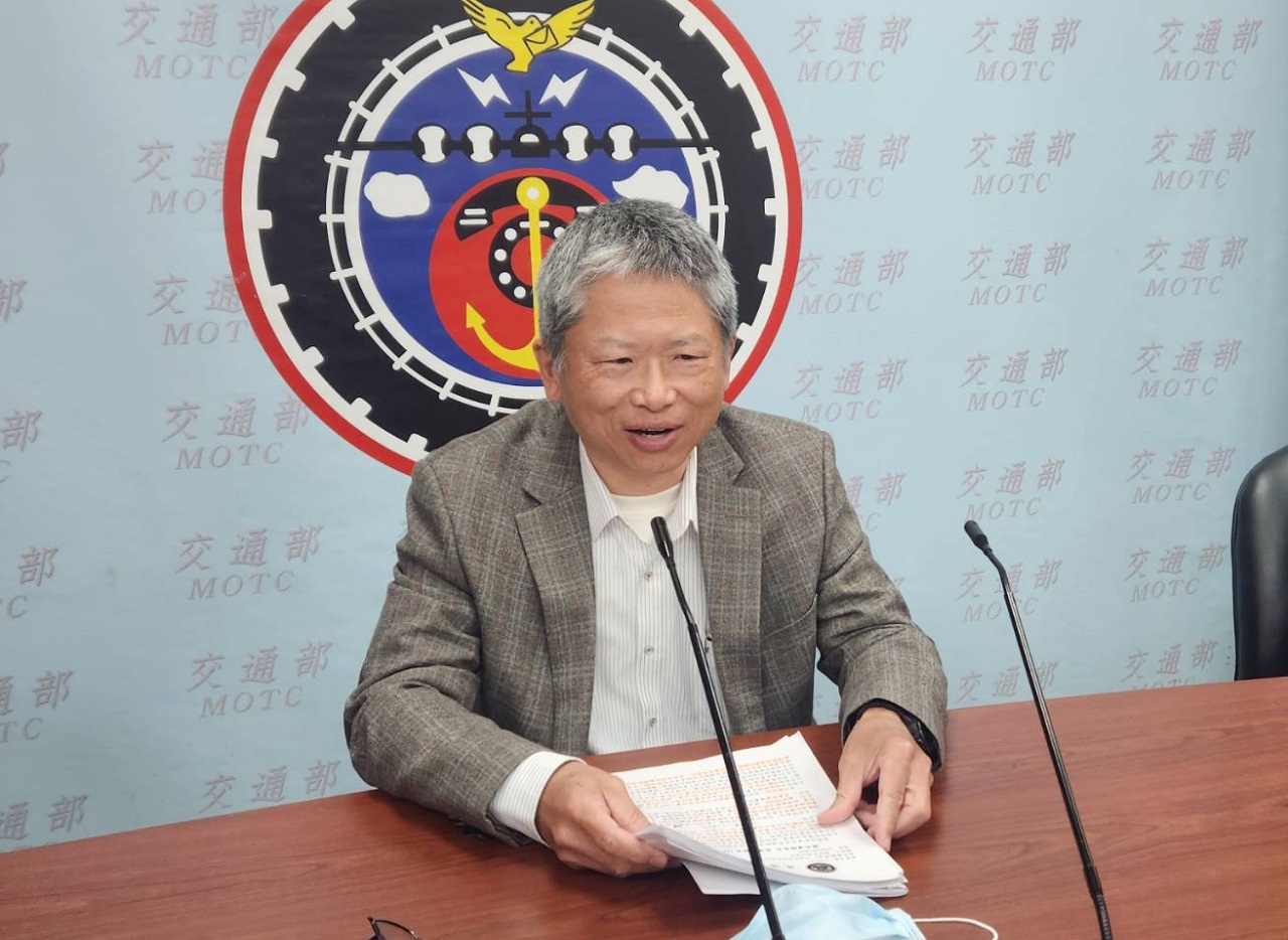 交通部路政及道安司副司長蔡書彬27日公布去年道路交通事故事件數與死亡人數。(江昭倫 攝)