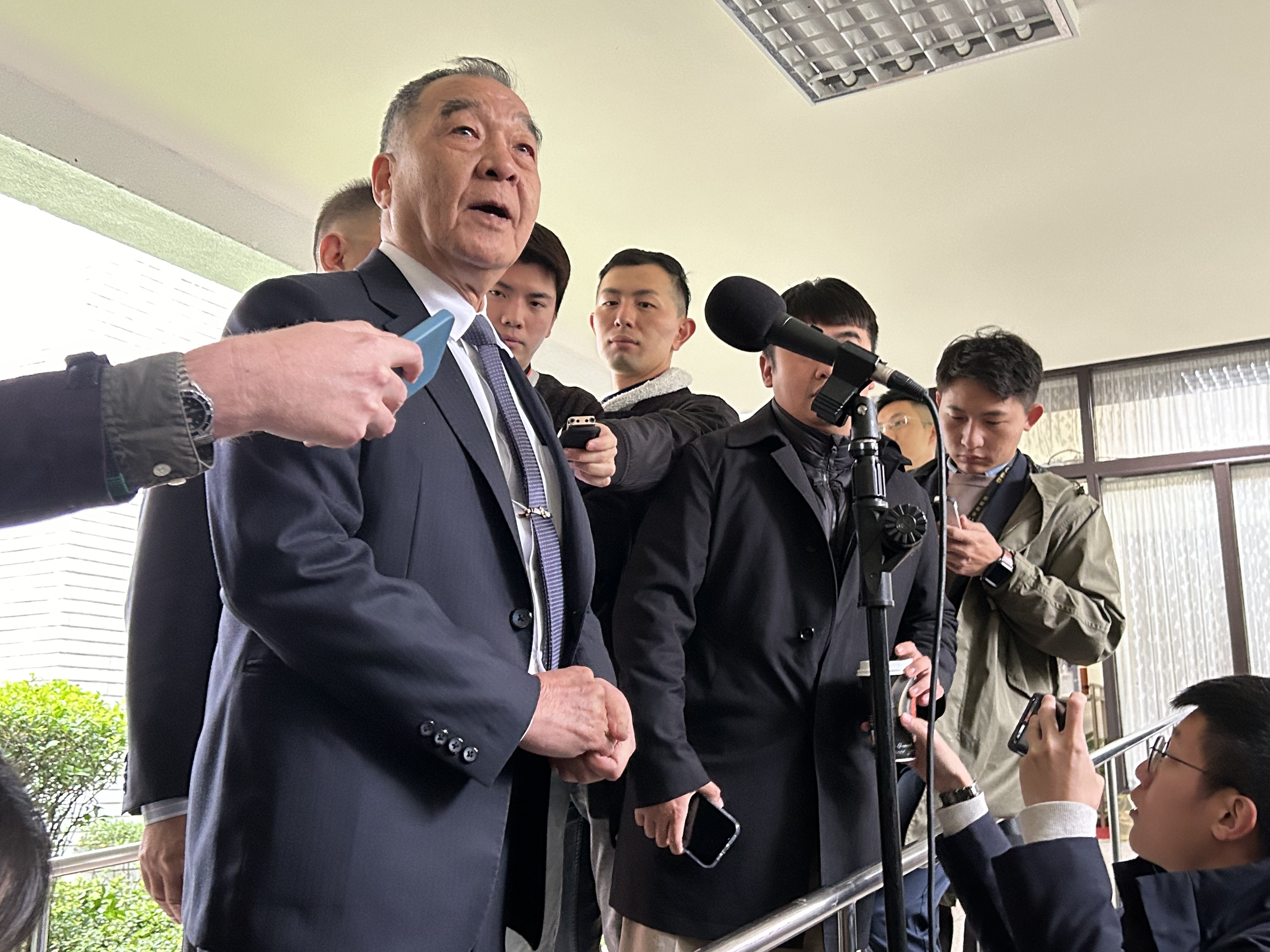 國防部長邱國正27日赴立院院會備質詢，會前接受媒體聯訪。(林詠青 攝)