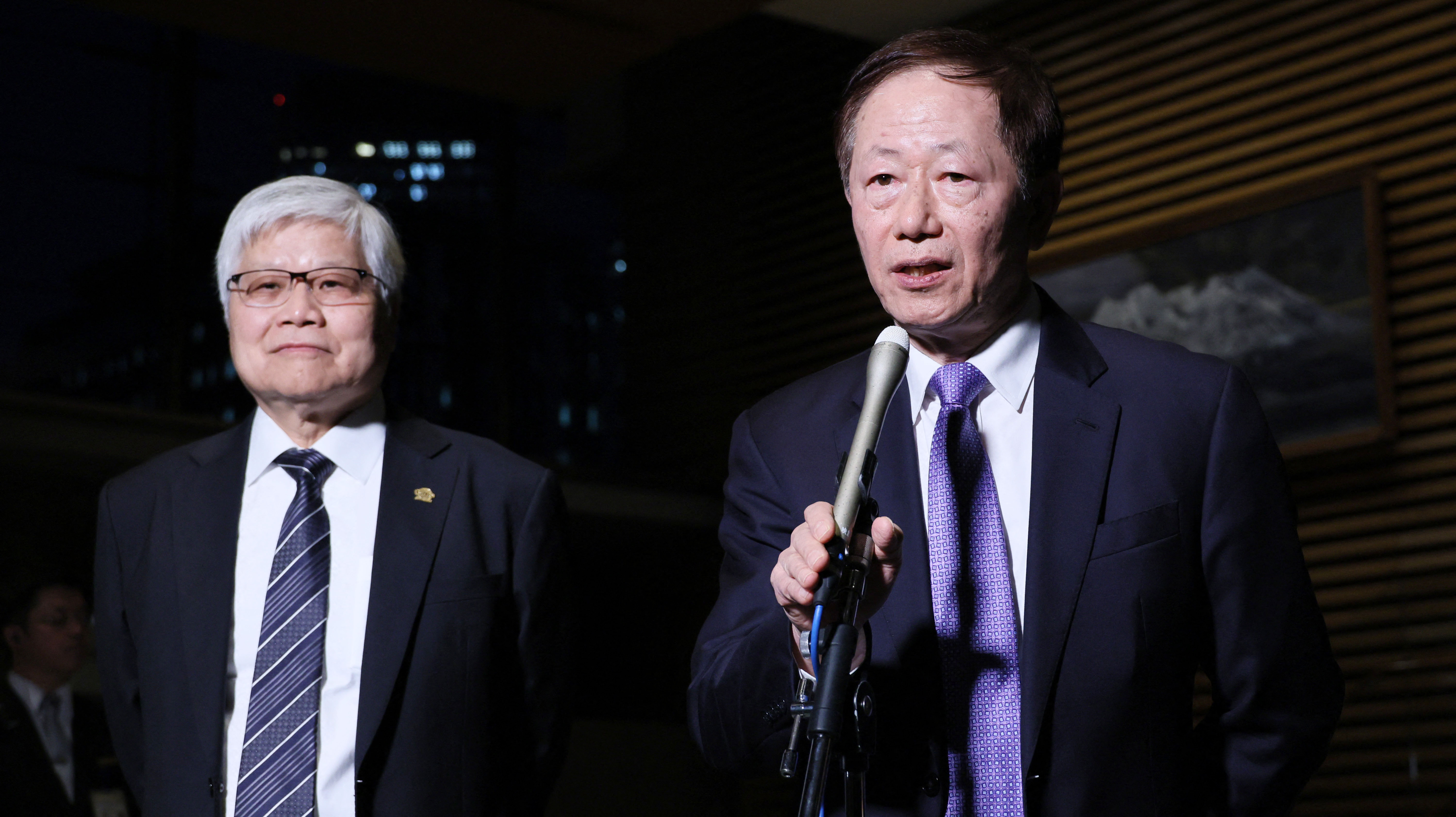 台積電董事長劉德音(右)與台積電總裁魏哲家，26日在日本首相官邸會見首相岸田文雄後向媒體說明。 (AFP)