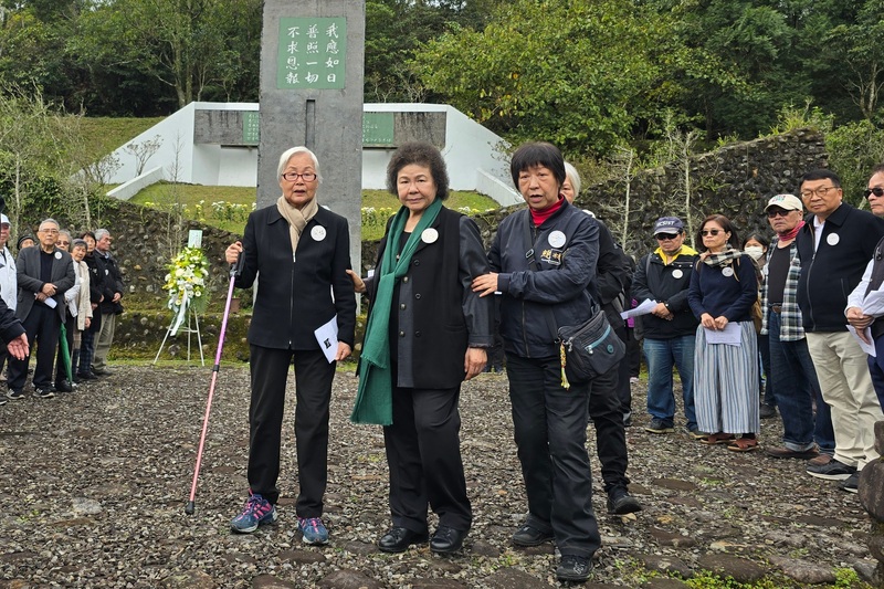 前民進黨主席林義雄家宅血案屆滿44年，家屬與各界28日前往林家墓園追思，林義雄因行走不便，罕見未到場，僅妻子方素敏（前左）現身；監察院長陳菊（前中）也到場致意。 (圖：中央社)