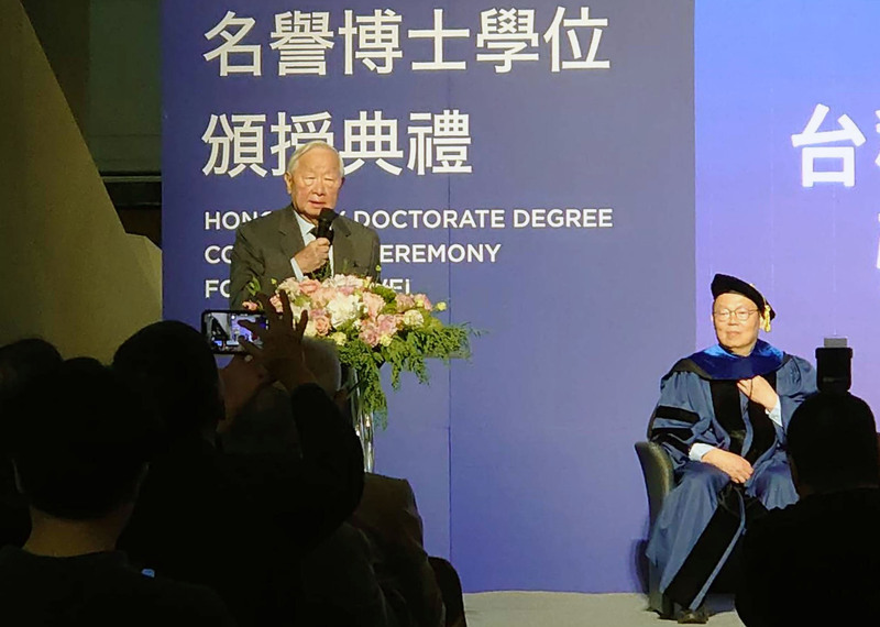 陽明交通大學29日舉辦魏哲家名譽博士學位頒授典禮，台積電創辦人張忠謀出席致詞時表示，魏哲家是一個準備最齊全的CEO。(圖：中央社)