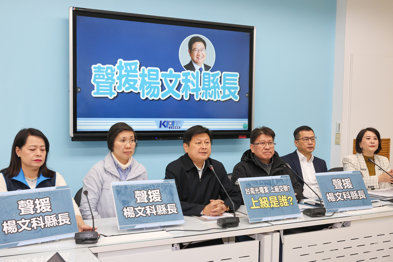 國民黨籍新竹縣長楊文科疑遭控涉貪，國民黨立法院黨團1日舉行記者會，黨團總召傅崐萁（左3）、首席副書記長林思銘（右3）、立委許宇甄（左）、羅智強（右2）、徐欣瑩（左2）、王鴻薇（右）等出席聲援楊文科。 (圖：中央社)