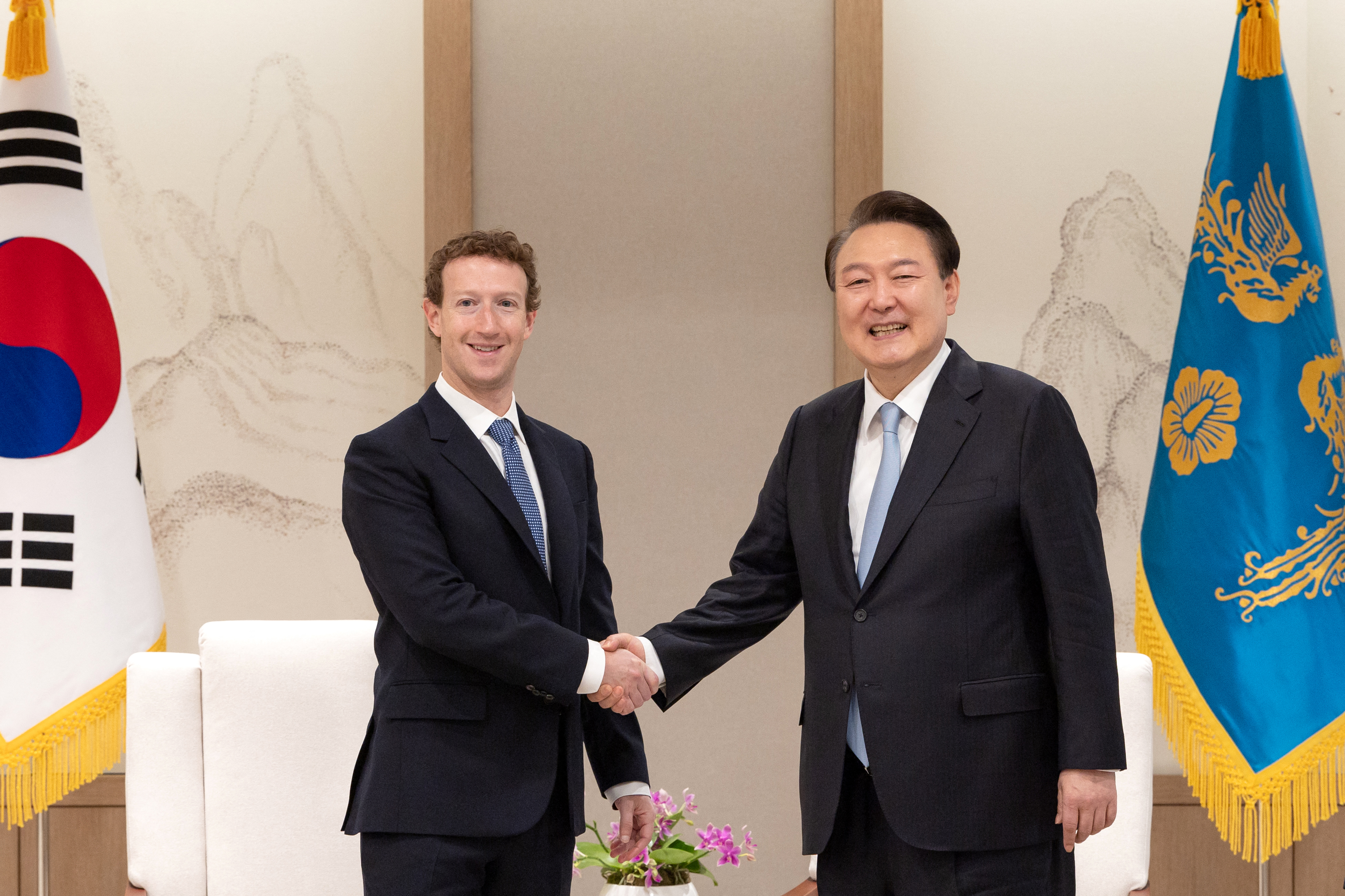 臉書母公司Meta執行長祖克柏(Mark Zuckerberg)2月29日在首爾與韓國總統尹錫悅會面。 (AFP)