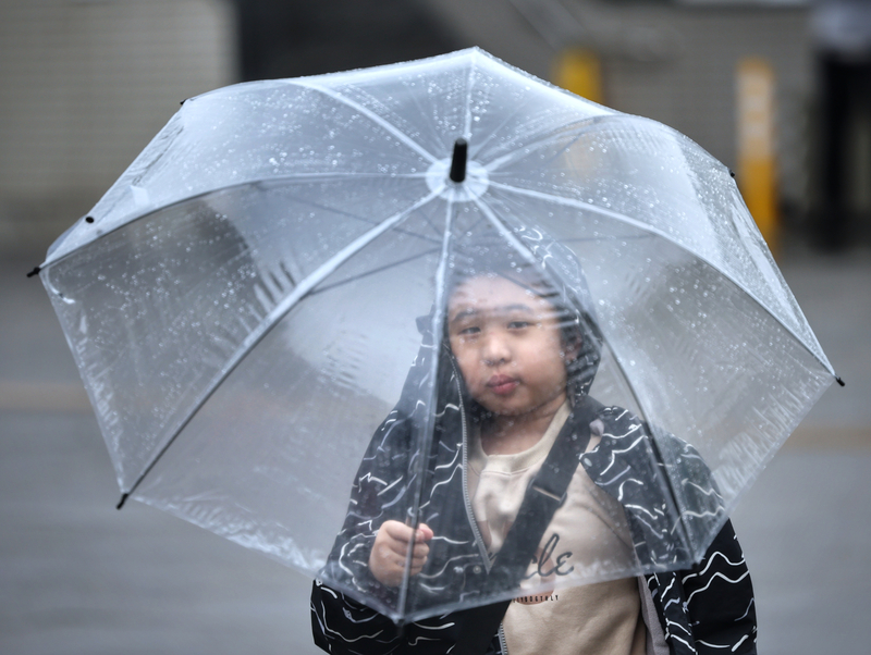 中央氣象署指出，今天(29日)大陸冷氣團南下，氣溫持續下降，桃園以北及宜蘭地區整天濕冷。台北市民眾撐傘出門。(圖：中央社)