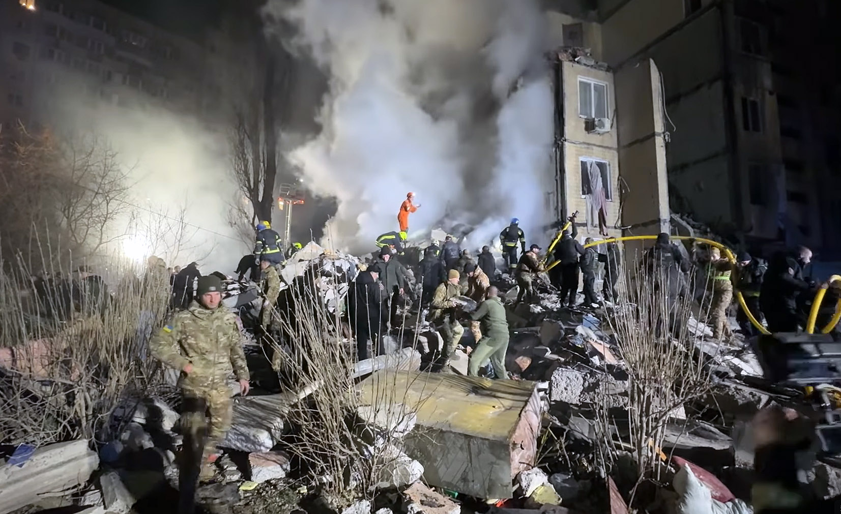 烏克蘭南部城市敖德薩遭連夜襲擊，造成多人死傷。烏國總統澤倫斯基2日呼籲西方提供更多防空系統。圖為當地搜救情況。(翻攝自Volodymyr Zelenskiy臉書)