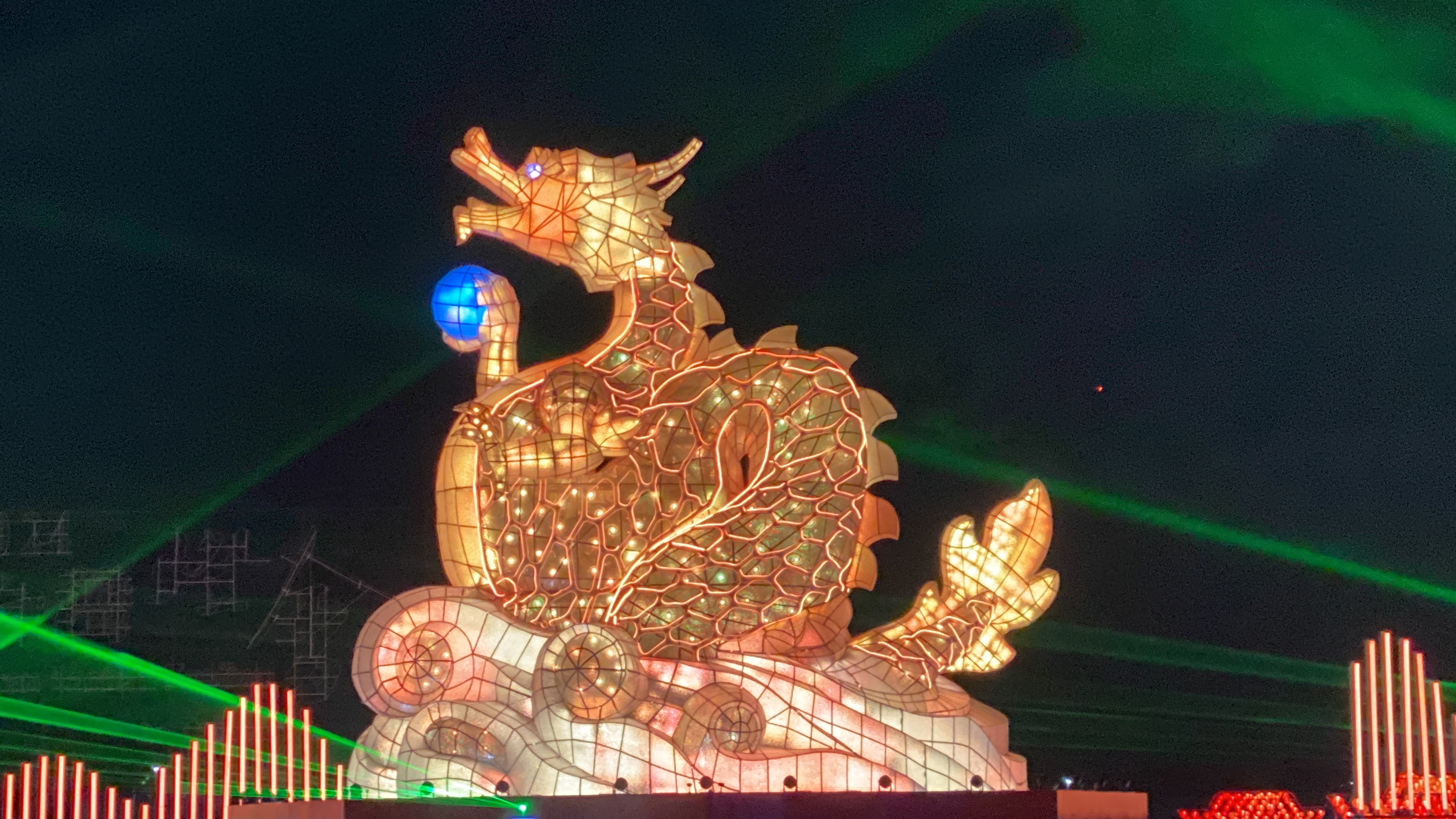 2024台灣燈會進入倒數最後一周。圖為主燈「龍來台灣」。(吳琍君 攝)