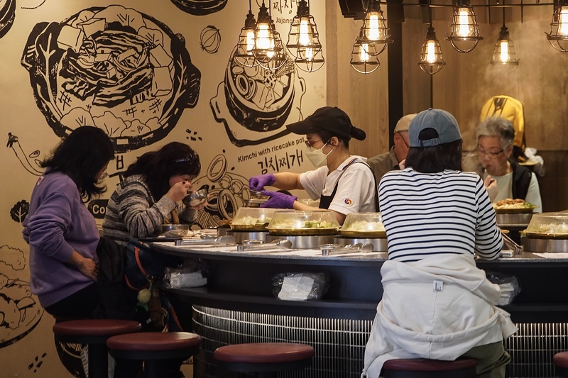 台經院指出，外食費與房租漲勢延續，加上國內電價調漲正式上路，都可能形成較高的通膨預期。(資料照片/中央社)