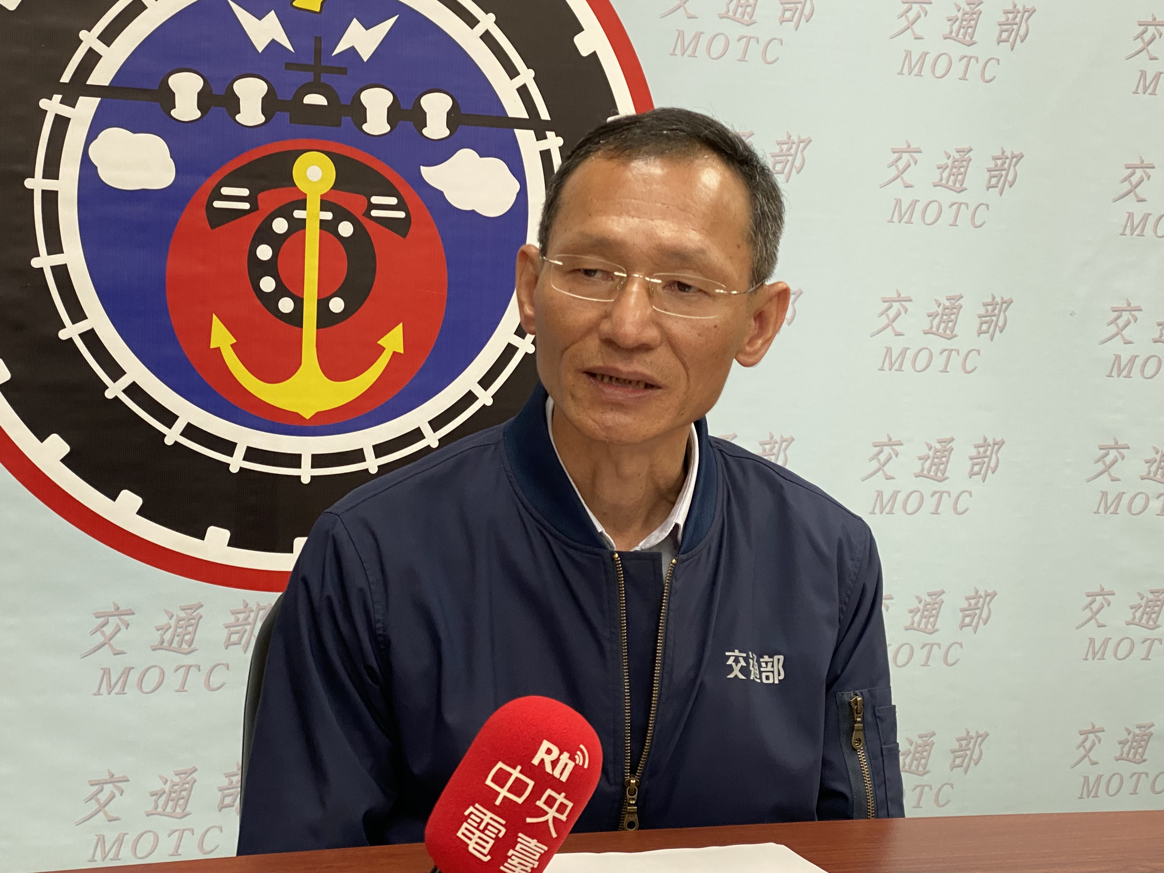 交通部公共運輸及監理司司長林福山4日在邀集路權團體和職業駕駛公工會，討論去年6月底上路的道路交通管理新制，將調整為「微罪不記點、也不開放民眾檢舉」的修法方向後，說明本周四將送行政院審議的修法方向。(吳琍君攝)