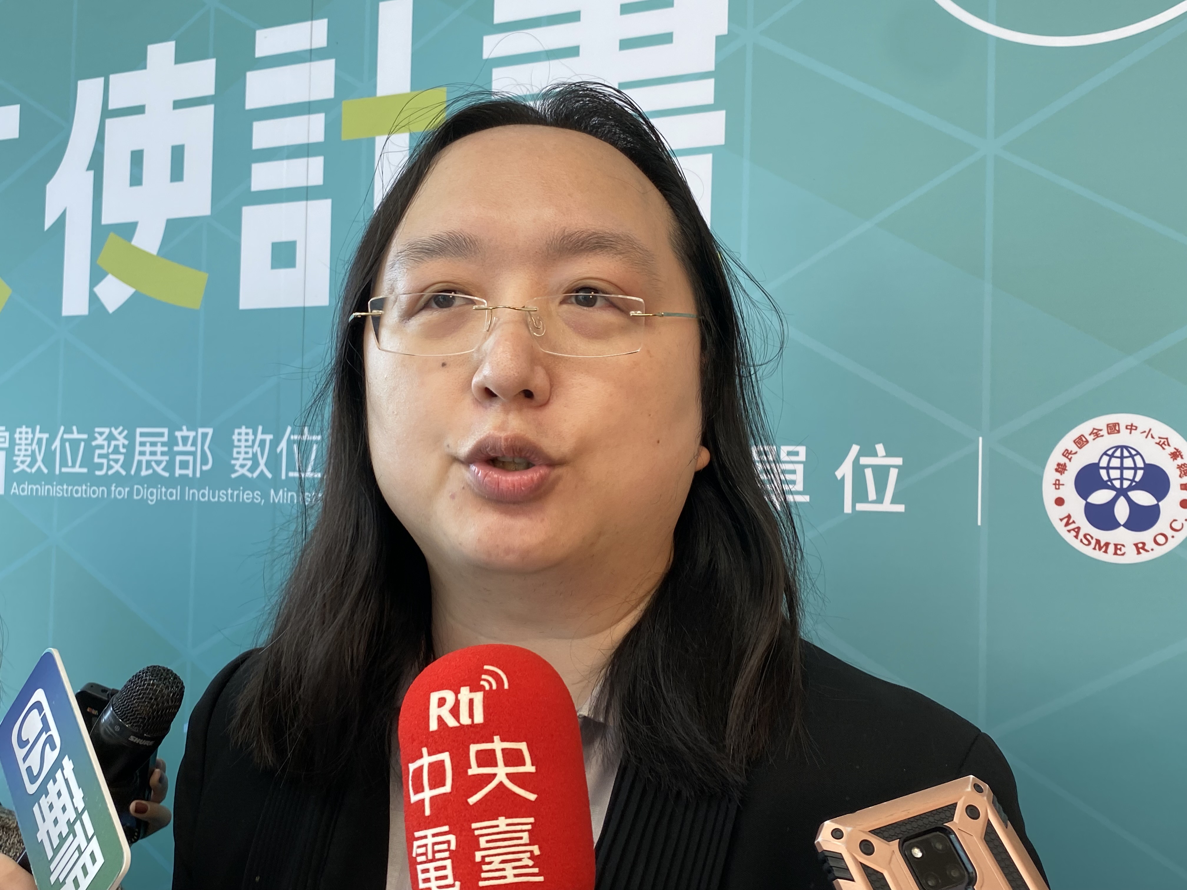 數位部長唐鳳4日出席活動後接受媒體聯訪，說明數位部打詐成果。(吳琍君攝)