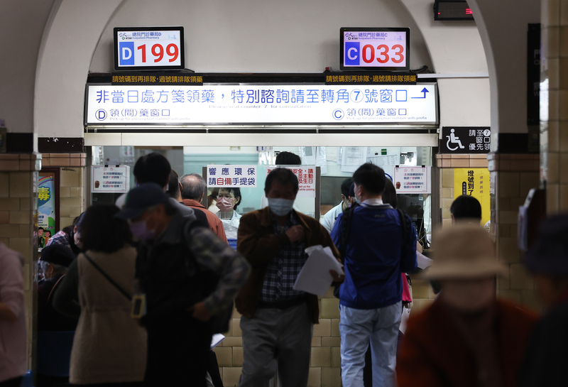 圖為台大醫院看診人潮。資料照。(圖：中央社)