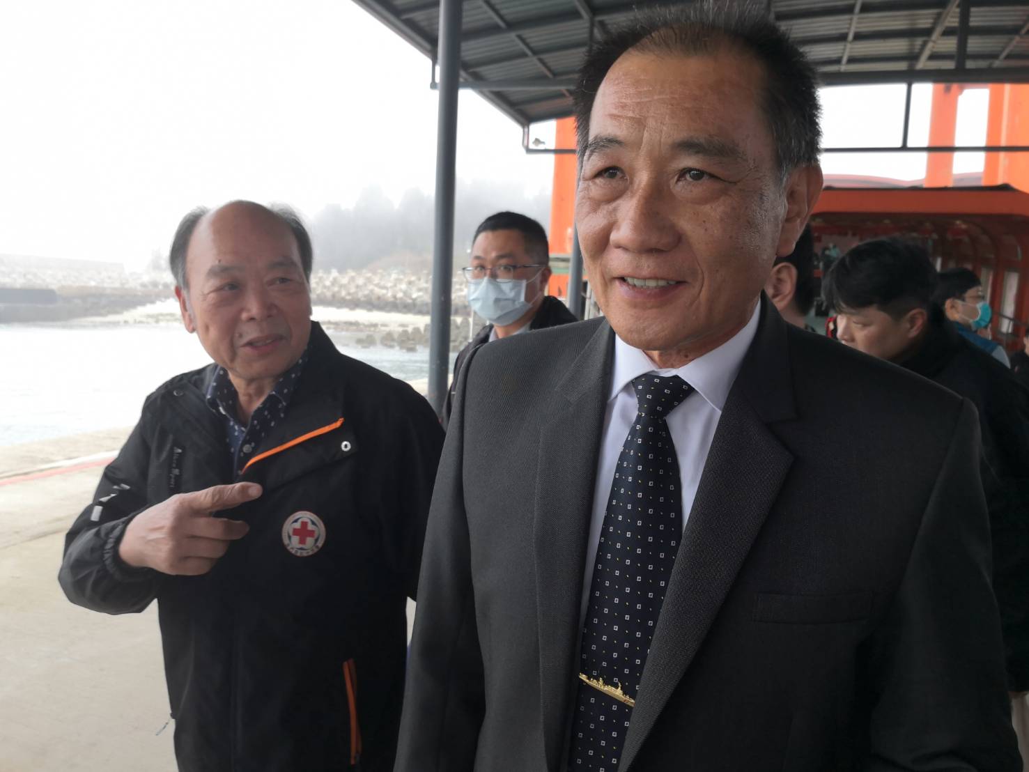 海巡署分署長陳泗川(右)親送中方家屬代表團登船離境。(劉玉秋 攝)