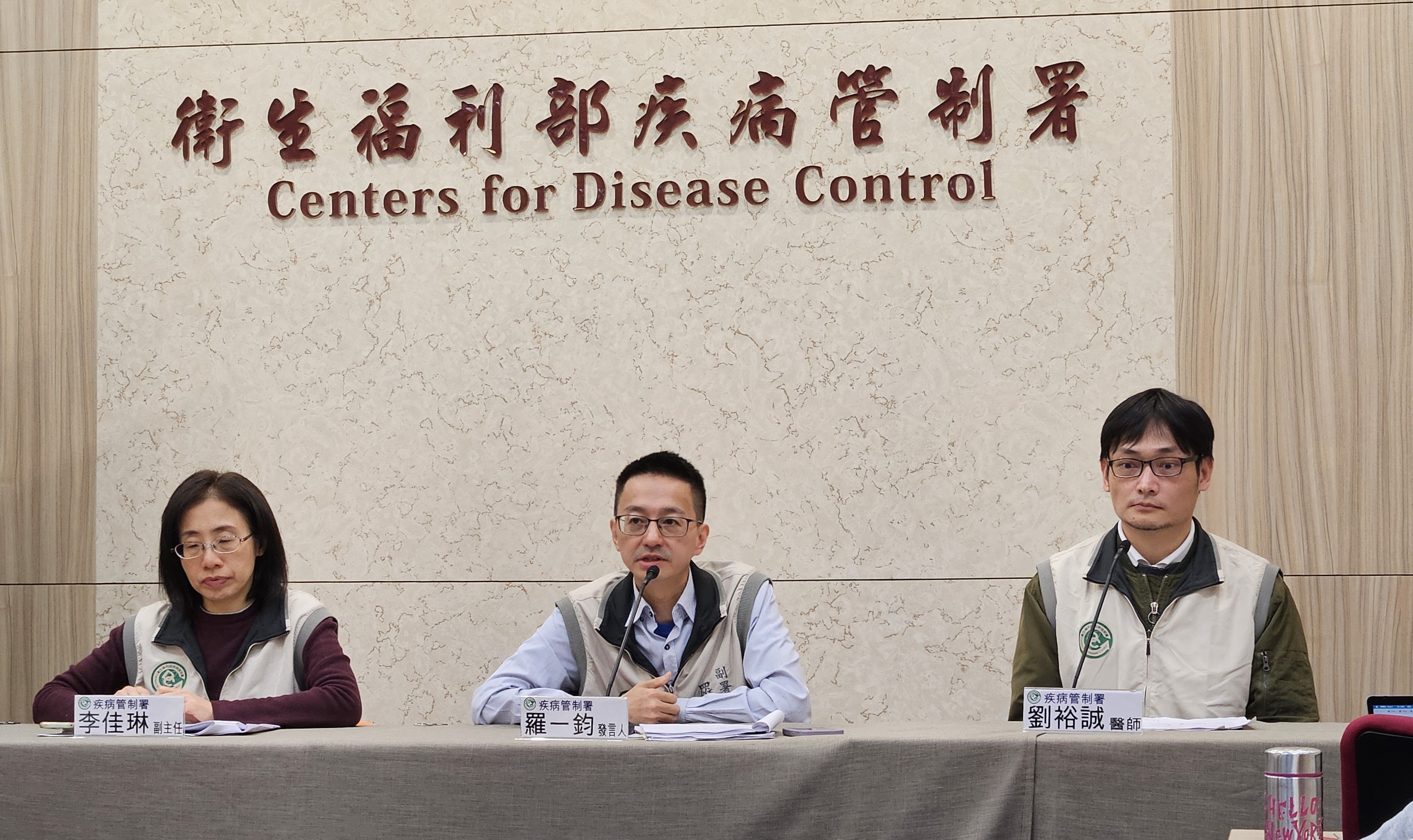 疾管署發言人羅一鈞(中)強調，麻疹傳播力很強，北北桃地區都要戒備。(劉品希 攝)