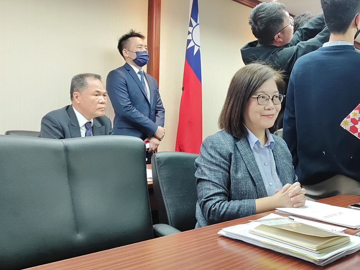 立法院內政委員會4日邀請海委會主委管碧玲(右)就「金門撞船案：翻船執法過程及後續處理」進行專題報告 (央廣檔案/記者王照坤 攝)