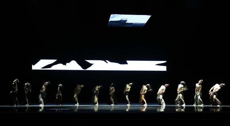 雲門舞集藝術總監鄭宗龍舞作「毛月亮」2019年演出時深受各界好評，時隔5年，7日起將重返台灣北中南各地舞台上演，6日晚間在台北進行總彩排，重現這場交織人性、科技和身體的派對。(圖：中央社)