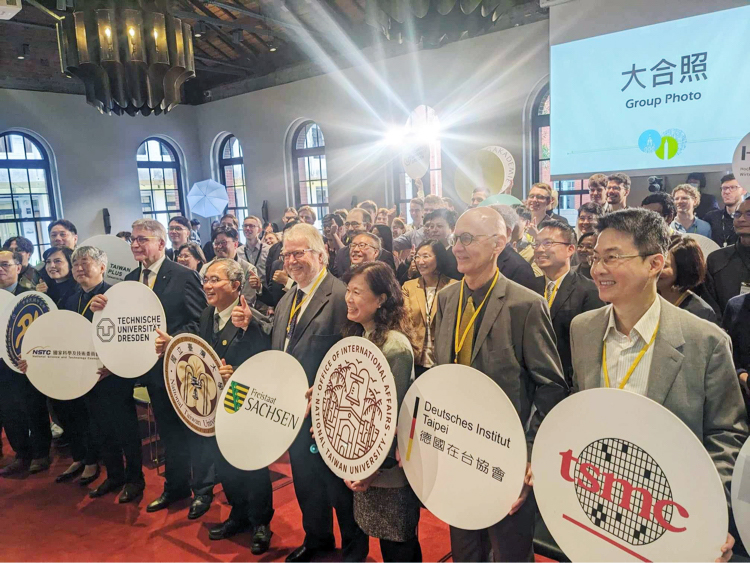 國立台灣大學今天(6日)舉辦「半導體人才培育計畫」始業式暨歡迎典禮，出席貴賓包含台大校長陳文章、國際長袁孝維、德國薩克森邦總理顧問蔡塞爾博士(Dr. Herbert Zeisel)、德勒斯登工業大學技術長暨校董事Ronald Tetzlaff博士、德國駐台代表許佑格博士(Dr. Jörg Polster)、台積電人力資源處處長趙恆毅等。(陳念宜 攝)