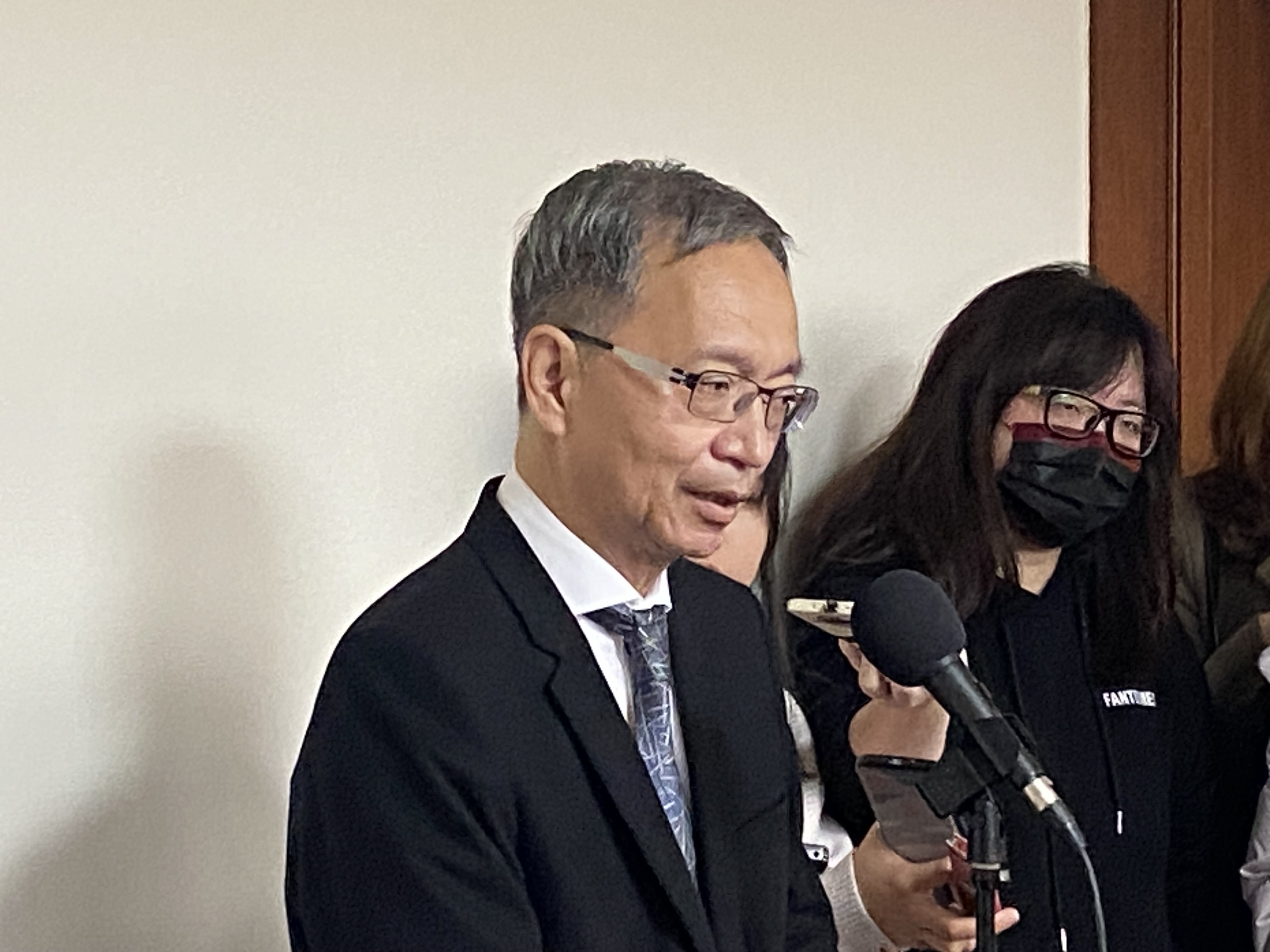 衛福部長薛瑞元今天(7日)出席立法院衛環委員會前接受媒體聯訪時表示，查驗「蘇丹紅」的過程或許看起來時間拖得比較長，那是因為國人吃辣習慣普遍，考量辣椒粉的市場供需，不太可能在一開始查到一批辣椒粉含有蘇丹紅的時候，就全面禁止進口辣椒粉。(陳念宜 攝)