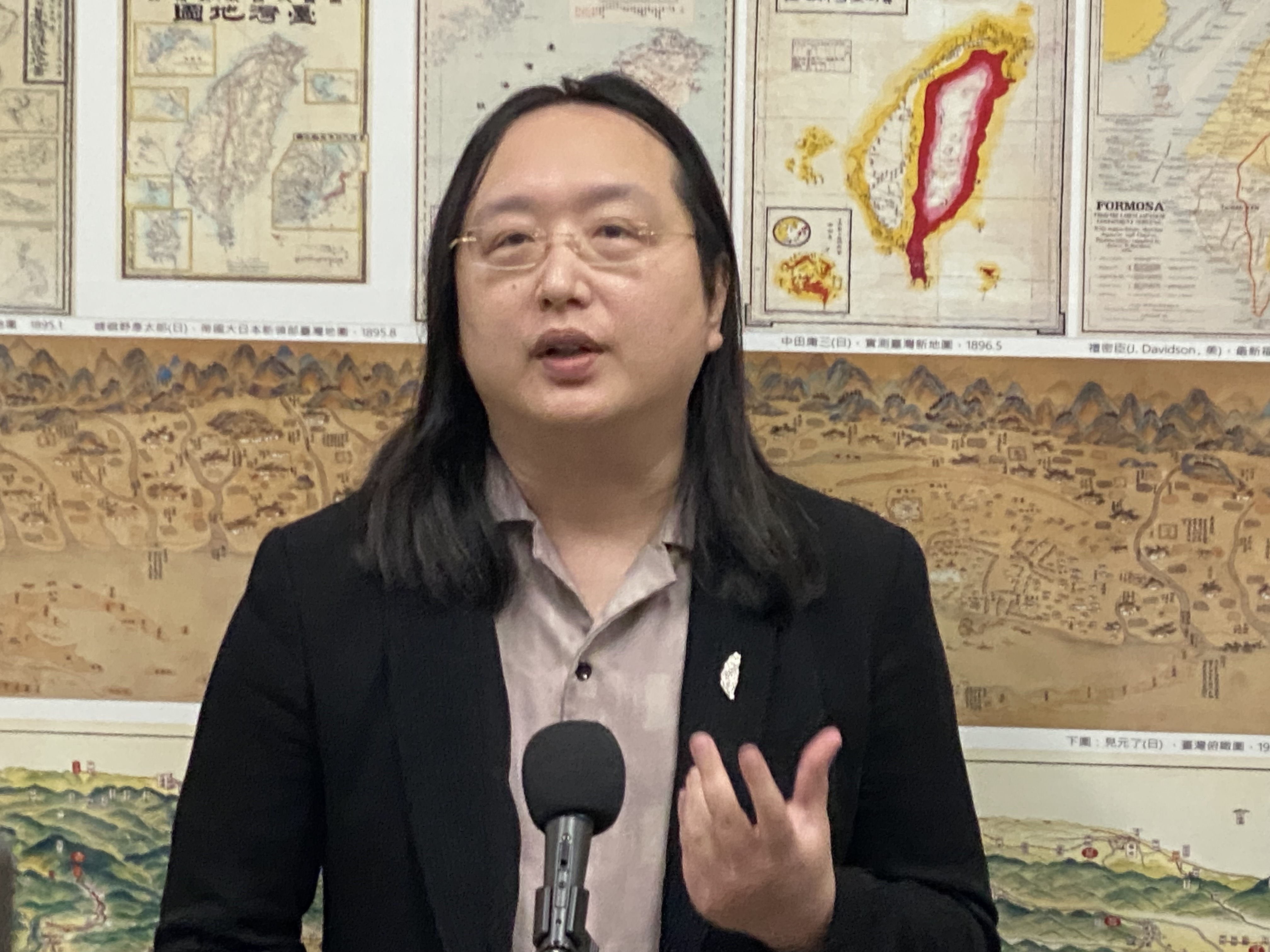 數位部長唐鳳7日出席交通委員會時接受媒體聯訪。(吳琍君攝)