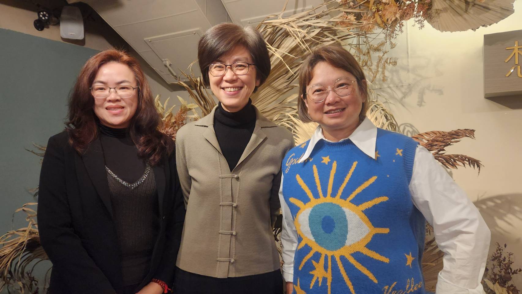 兩廳院7日舉辦「溫室氣體盤查結果公布暨三年減碳行動」記者會。左起為兩廳院永續顧問黃梓柔、兩廳院藝術總監劉怡汝、駐館藝術家無獨有偶工作室劇團藝術總監鄭嘉音。(江昭倫 攝)