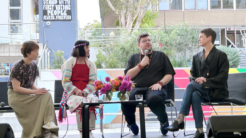 第24屆雪梨雙年展（Biennale of Sydney）於新南威爾斯大學美術館（UNSW Galleries）舉辦開幕週的台灣焦點活動（Taiwan Spotlight Event），邀請台灣原住民藝術家宜德思．盧信（Idas Losin）（左2）介紹參展作品，並與雪梨雙年展藝術總監康喆明 （Cosmin Costinas）（右2）、策展顧問齊赫爾（Vivian Ziherl）（右）對談。 (圖：中央社)