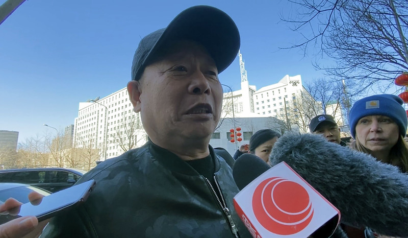 馬航MH370航班失蹤10年。在北京，乘客親屬李樞策等人8日向中國官方陳情，他在接受媒體採訪時提到兒子便眼眶泛淚，並說要一個真相。 (圖：中央社)