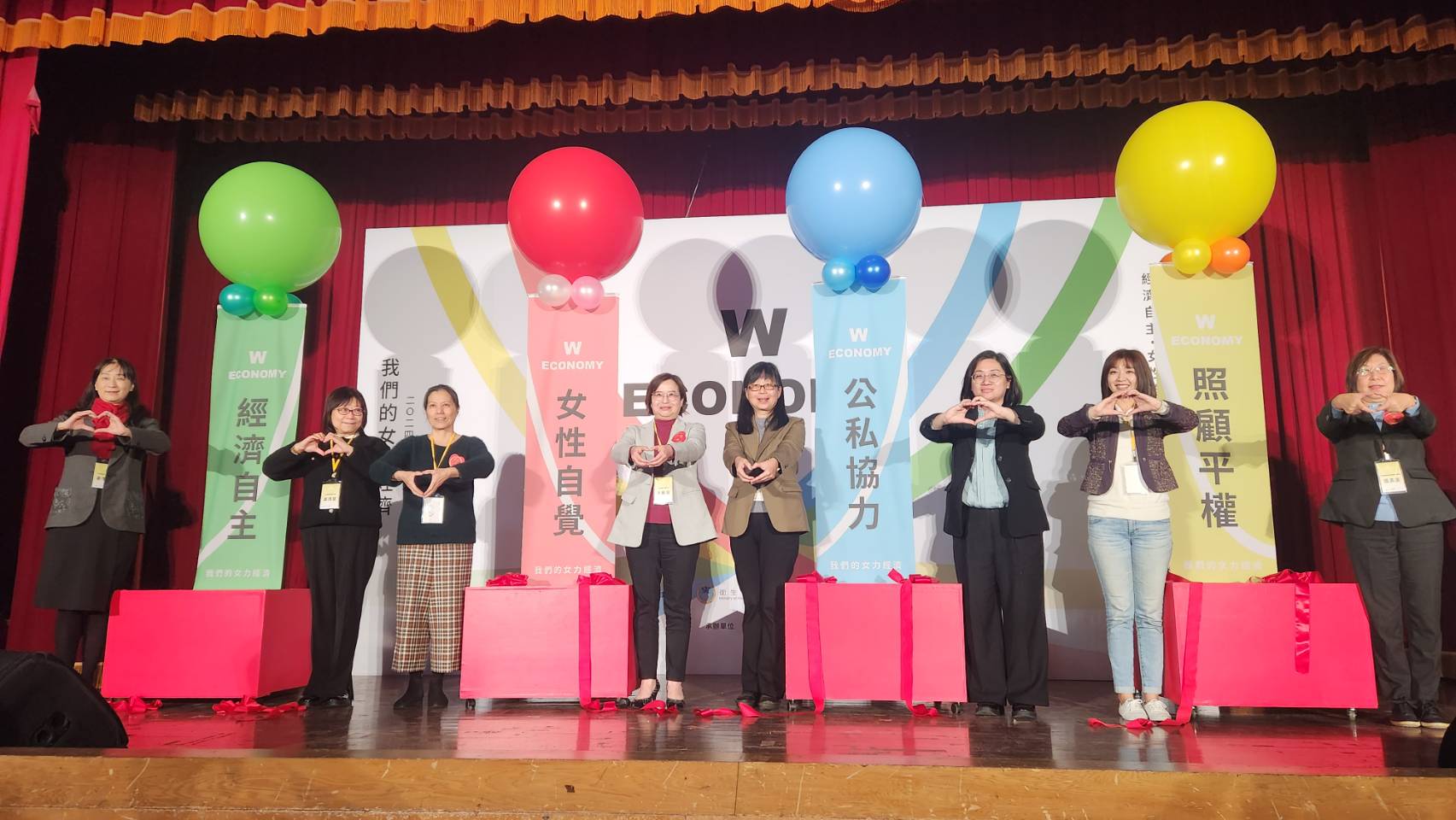 響應國際婦女節，衛福部社會及家庭署8日特別舉辦「WEconomy-我們的女力經濟」記者會，宣告一系列慶祝活動起跑。(江昭倫 攝)