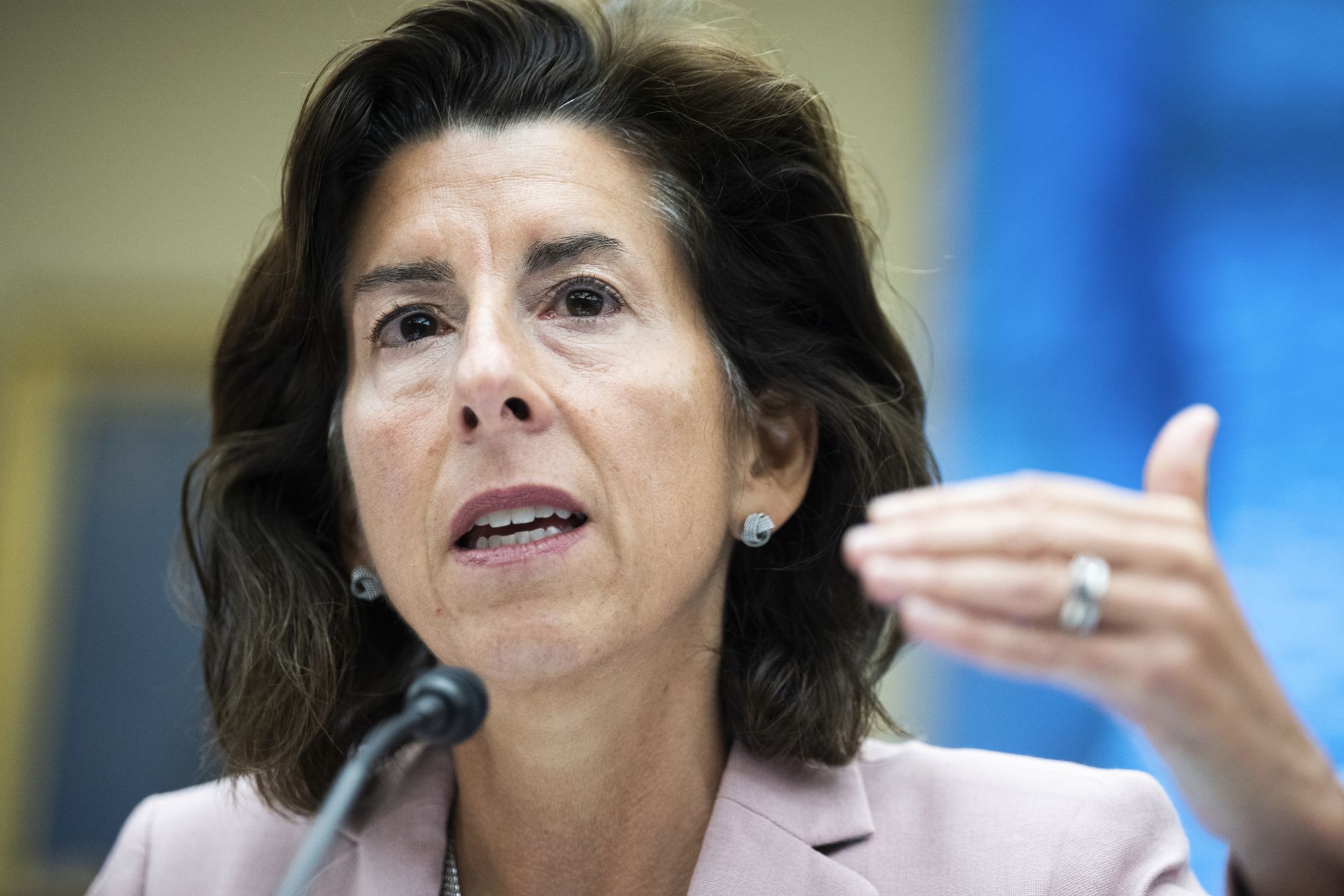 美國商務部長雷蒙多表示，由於智慧汽車會連接到網路，收集大量關於駕駛者的敏感數據，因此有必要考量國家安全、進行調查。(美聯社/達志影像)