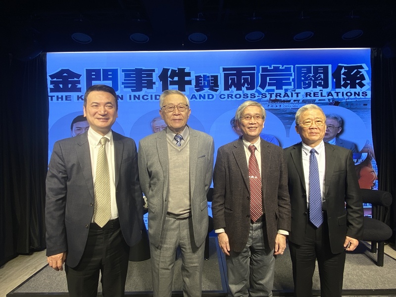 廣角智庫論壇9日舉行「金門事件與兩岸關係」論壇。文化大學社科院講座教授楊永明（左起）、淡江大學榮譽教授趙春山、輔仁大學特聘教授何思慎、前小金門指揮官栗正傑將軍與會。(圖：中央社)