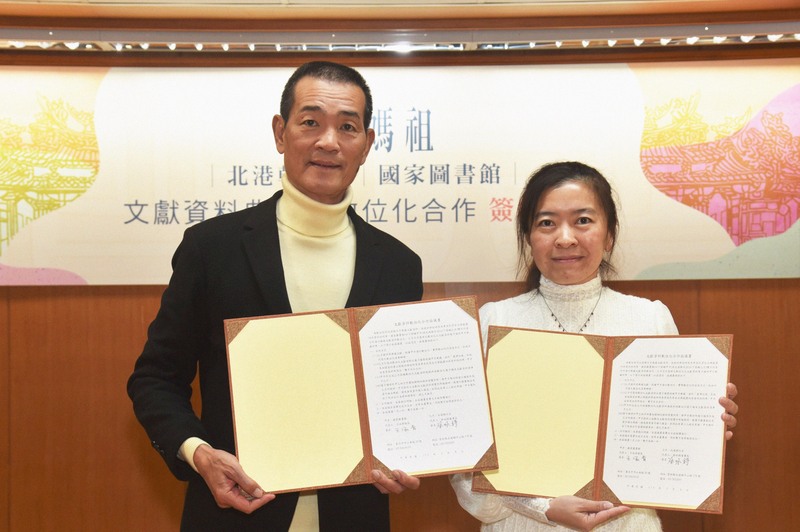 北港朝天宮董事長蔡咏鍀（左）8日與國家圖書館長王涵青（右）簽訂「文獻資料典藏及數位化合作協議書」，雙方正式啟動數位典藏合作。（國家圖書館提供）