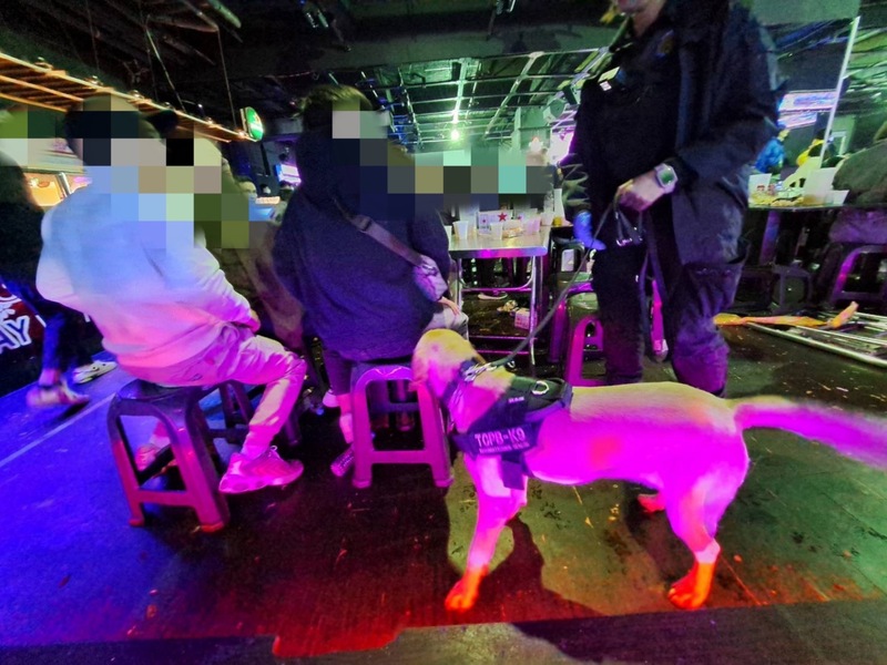 台籍杜姓男子在台中東協廣場經營舞廳，卻提供毒品供外籍人士使用，警方日前蒐證後出動警犬隊查緝。（翻攝照片） (圖：中央社)