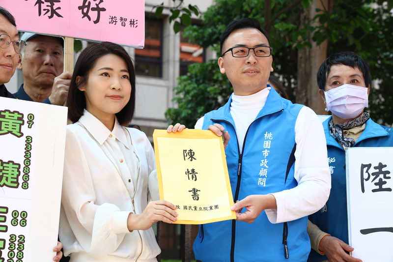 傳有中國和台灣身分的新黨副發言人游智彬（右2）。資料照。 (圖：中央社)