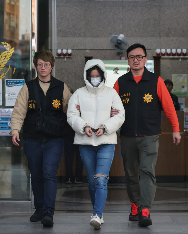 台北市劉姓保母姊妹涉虐死1歲多男童案，警方12日將兒福聯盟陳姓女社工（中）帶回警局進行人別詢問，釐清訪查紀錄是否造假，下午將陳女上銬後，依涉過失致死和偽造文書等罪解送北檢偵辦。(圖：中央社)
