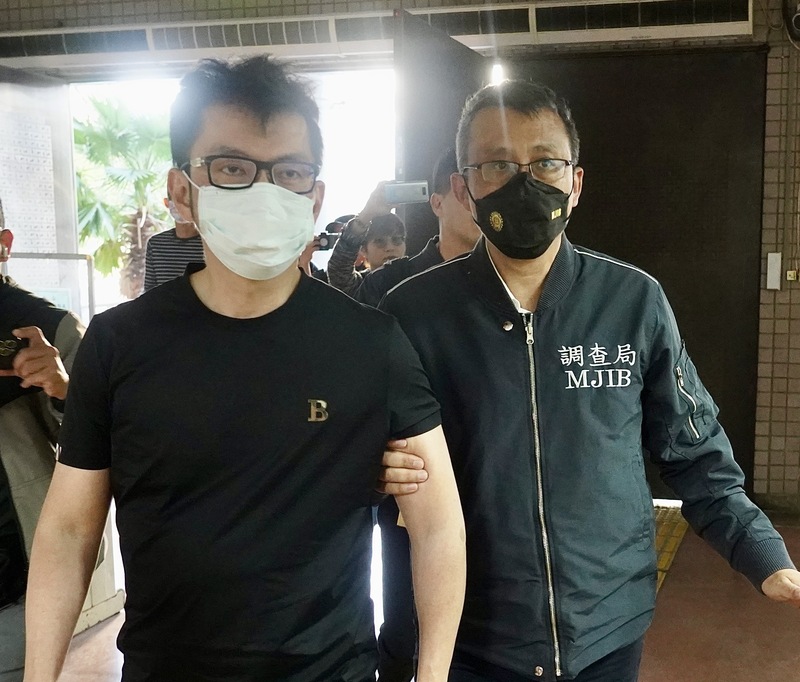 津棧公司出售含蘇丹紅辣椒粉等產品，李姓實際負責人(左)涉違反食安法等案件，法官9日晚間依無羈押必要裁定李男200萬交保。(圖：中央社)