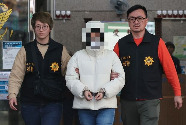 台北市警方12日將兒福聯盟陳姓女社工（中）上銬後，依涉過失致死和偽造文書等罪解送北檢偵辦。 (圖：中央社)