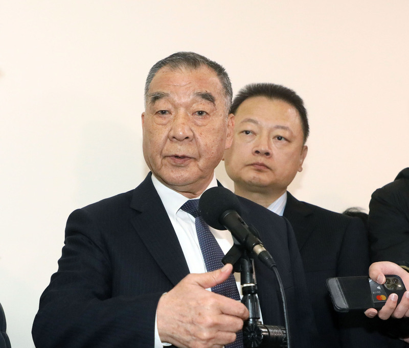 外媒報導，美國啟動與台灣軍事合作，美陸軍特種部隊駐紮。國防部長邱國正（前）14日在立法院接受媒體訪問表示，國軍與友好團體或國家交流，藉由互相觀摩，進一步學習長處、改進問題，並了解建軍備戰的盲點和缺點，這都屬於交流範疇。 (圖：中央社)