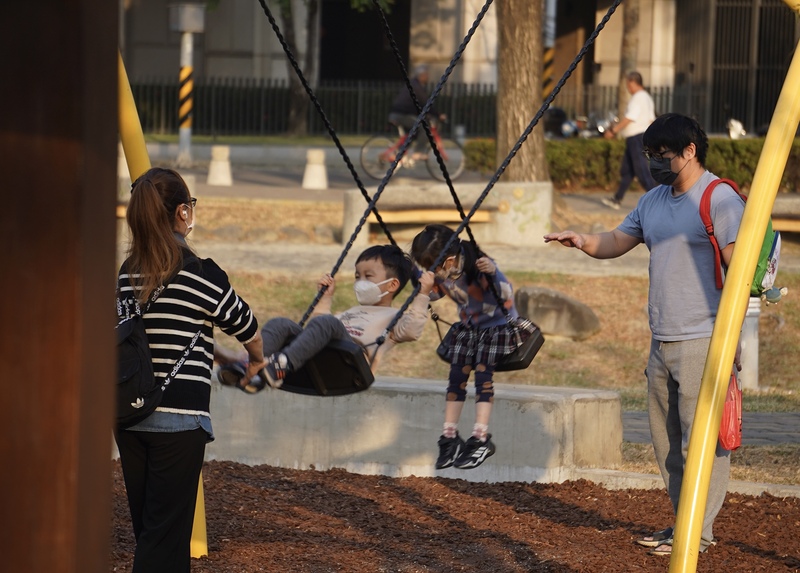 小朋友在高雄五甲公園開心盪鞦韆。中央社記者董俊志攝  113年3月14日 (圖：中央社)