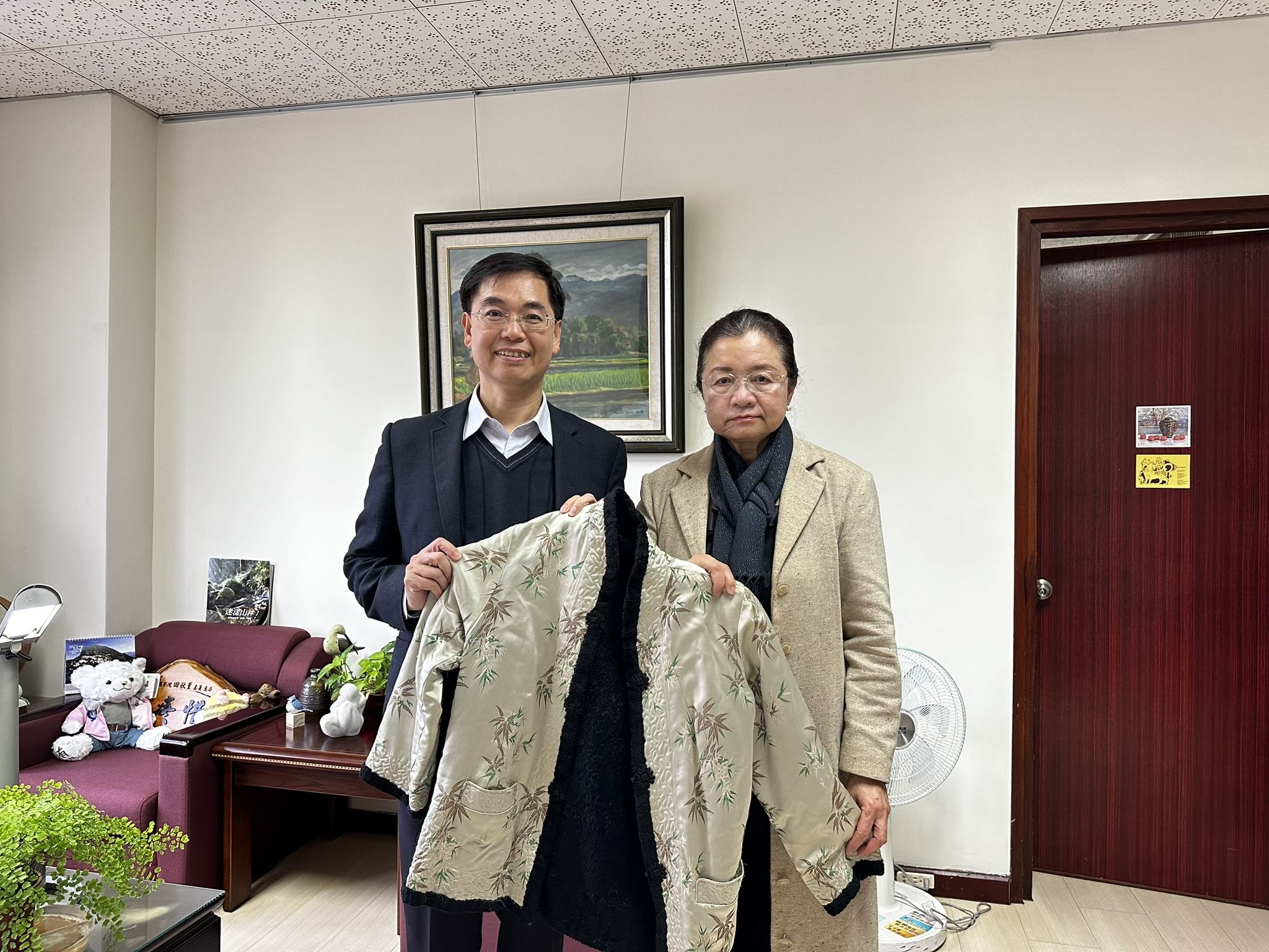 國家人權博物館館長洪世芳14日接受田秋堇捐贈其於1980年2月28日林宅血案發生當日所穿的外套。(圖：國家人權博物館)