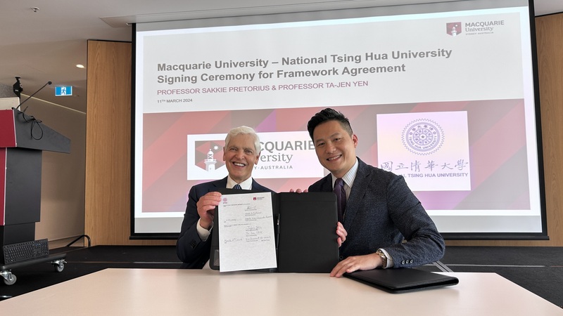 國立清華大學與澳洲麥考瑞大學展開雙聯博士學位計畫，由麥考瑞大學副校長朴多利（Sakkie Pretorius，左）與國立清華大學全球事務長嚴大任（右）於麥考瑞大學完成簽署儀式。 (圖：中央社)