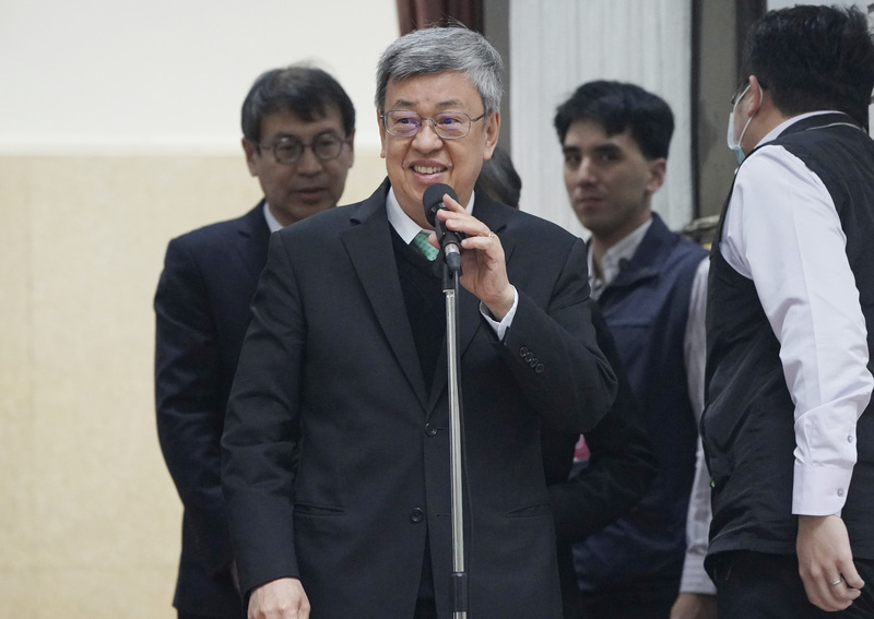 針對蔡柯會，行政院長陳建仁（前）15日在立法院受訪時說，大家都很樂意看到朝野放棄成見，彼此合作，一起打造更堅韌溫暖的台灣。 (圖：中央社)