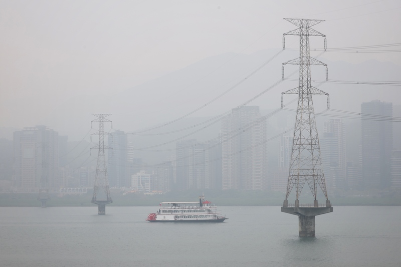 根據環境部空品預報，基隆、台北、新北、桃園等北部地區以及高雄、屏東恐亮紅燈，西半部其餘縣市則亮橘燈。圖為新北市八里區天空一片灰濛。(資料照/中央社)