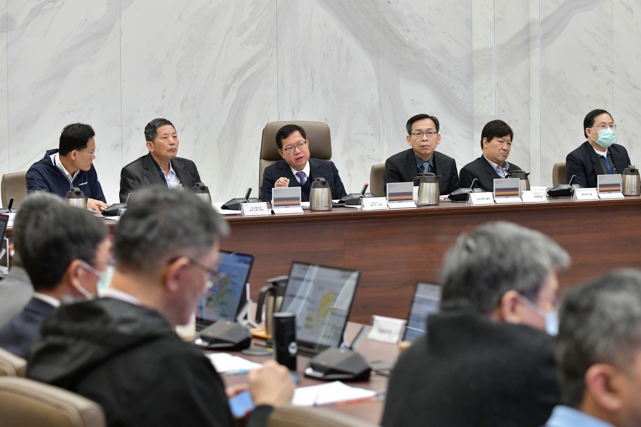 行政院副院長鄭文燦主持桃園航空城核心計畫會議，會中決定先建後遷最後期程延長至2026年12月。(行政院提供)