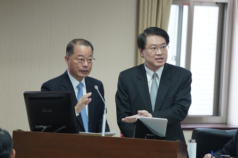 立法院內政委員會18日邀請內政部長林右昌（右）、警政署長黃明昭（左）等人列席，進行業務報告並備質詢。 (圖：中央社)
