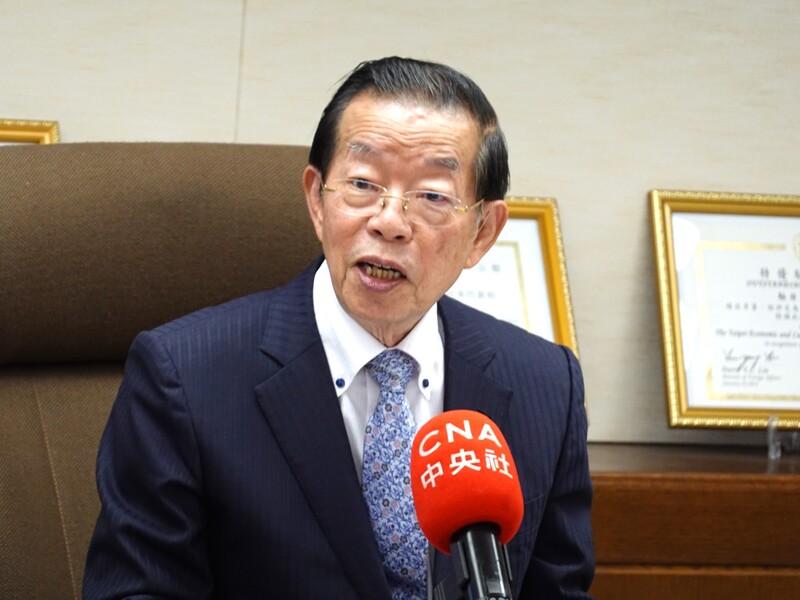 駐日代表謝長廷近來積極參與台日民間合力推動的昭和天皇櫻花返鄉活動，3月已在靜岡、山梨縣神社植櫻，近日將赴京都植櫻。他對駐日台媒表示，這也是他的「地方影響中央」大策略。 (圖：中央社)