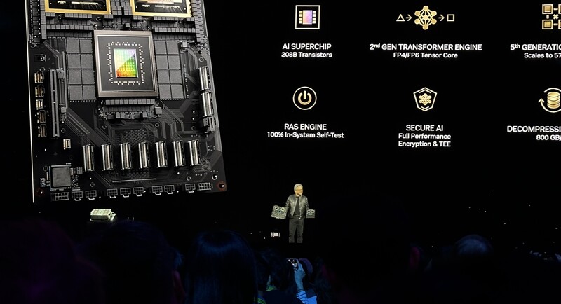輝達（NVIDIA）執行長黃仁勳於GTC大會宣布推出次世代AI晶片Blackwell，採用台積電4奈米製程技術打造，他並拿出上一代Hopper晶片說，「Hopper非常棒，但我們需要更大的GPU」，引起全場大笑。 (圖：中央社)