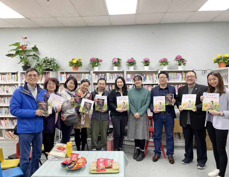 加拿大台裔作家李潔珂（右4）應邀在多倫多僑教中心舉辦的「書蟲俱樂部」活動中分享新書，現場與多倫多僑教中心主任藍柏青（右3）、活動主持人世界愛亞青年協會會長宋文中（右2）以及與會讀者合影。 (圖：中央社)