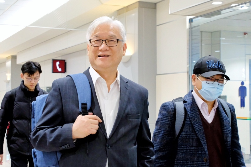 國民黨副主席夏立言（前左）19日結束訪問中國大陸行程返台。(圖：中央社)