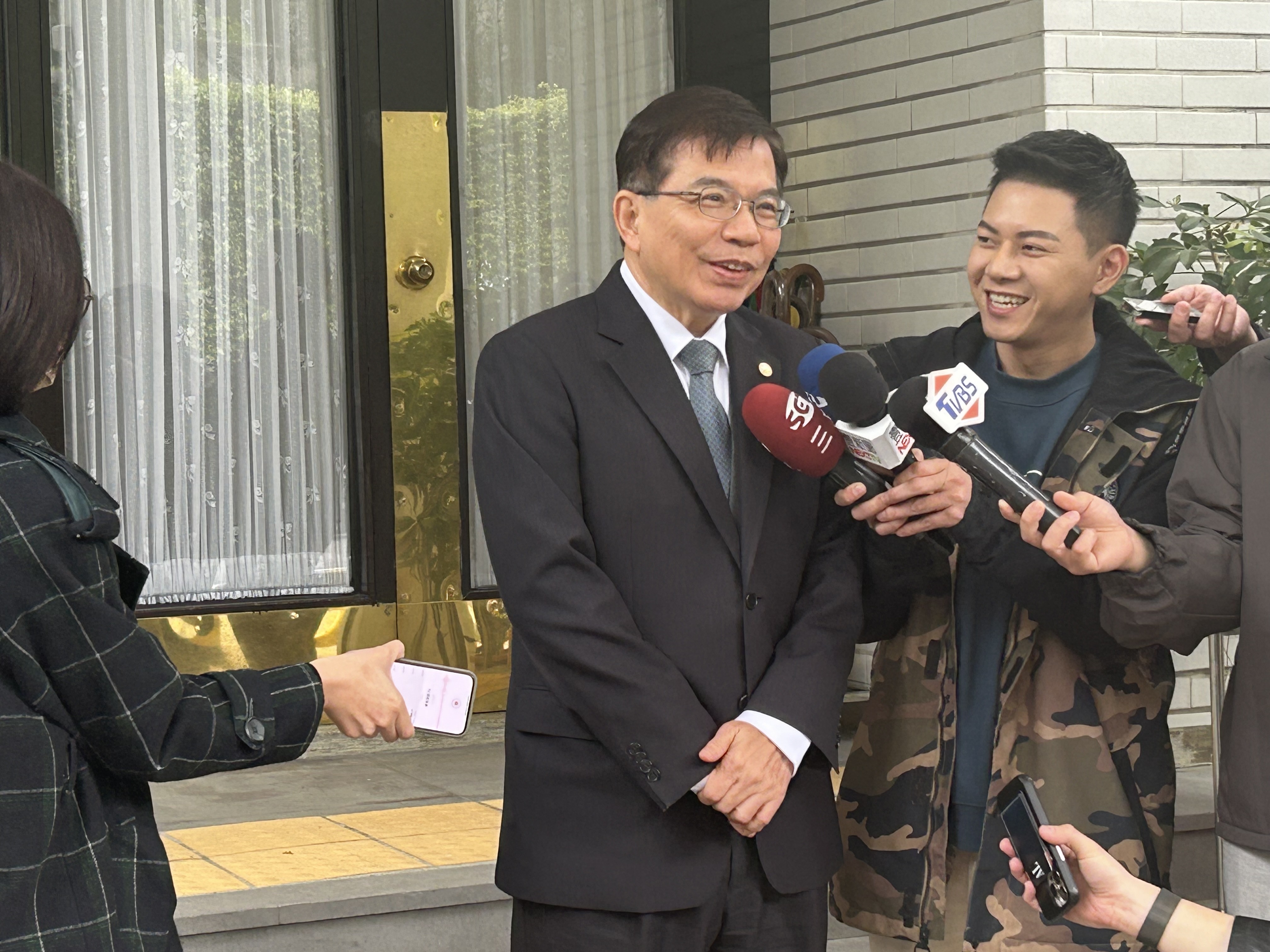 交通部長王國材在立法院受訪。(資料照片/ 趙婉淳 攝)