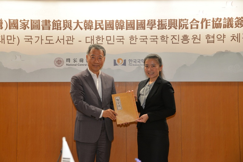 國家圖書館與韓國國學振興院20日簽署合作協議，期待雙方共同為人類文明資產維護與運用一起努力，韓國國學振興院長鄭宗燮（左）也致贈館藏「懲毖錄」，由國圖館長王涵青（右）代表受贈。(圖：中央社)