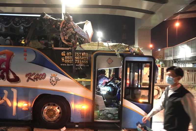 高雄市仁武區水管路20日晚間發生驚傳交通事故，一輛遊覽車疑撞上涵洞限高，車頭嚴重毀損。 (圖：中央社)