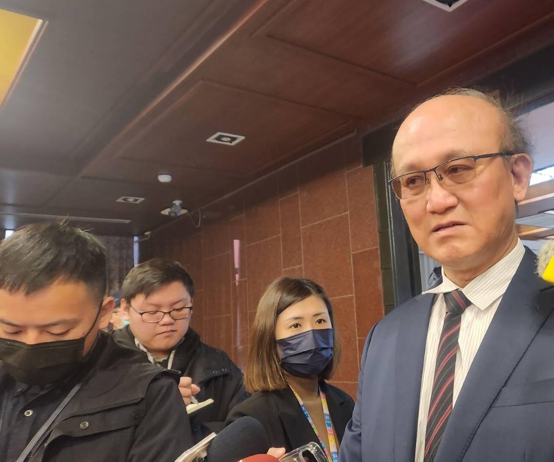 針對足協連日來爆發積欠球員出場費未還、扣繳憑單不實與場地租借的爭議，教育部次長林騰蛟21日受訪表示，會列入足協的年度補助款一併考量。(江昭倫 攝)