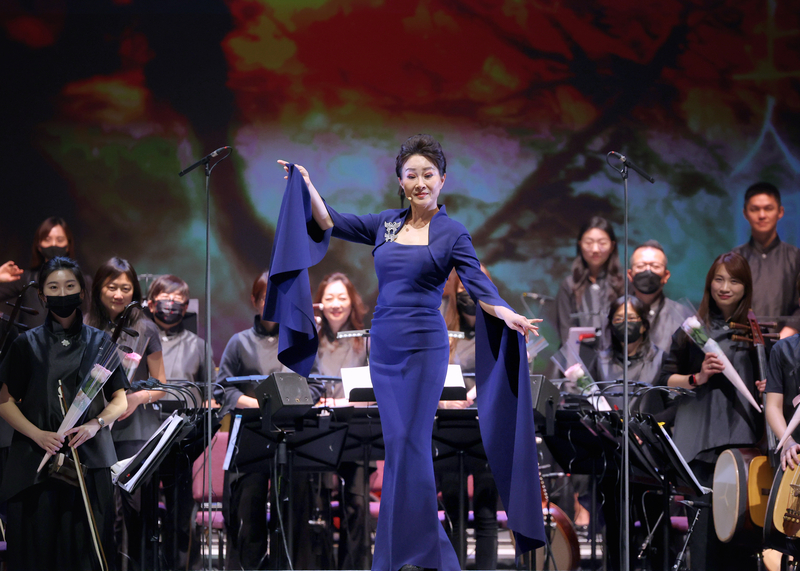 台灣國樂團23 、24日將在台灣戲曲中心舉行「在梅邊—天上人間」音樂會，京劇名伶魏海敏（中）出席21日記者會，並於彩排後留影。中央社記者王飛華攝　113年3月21日 (圖：中央社)